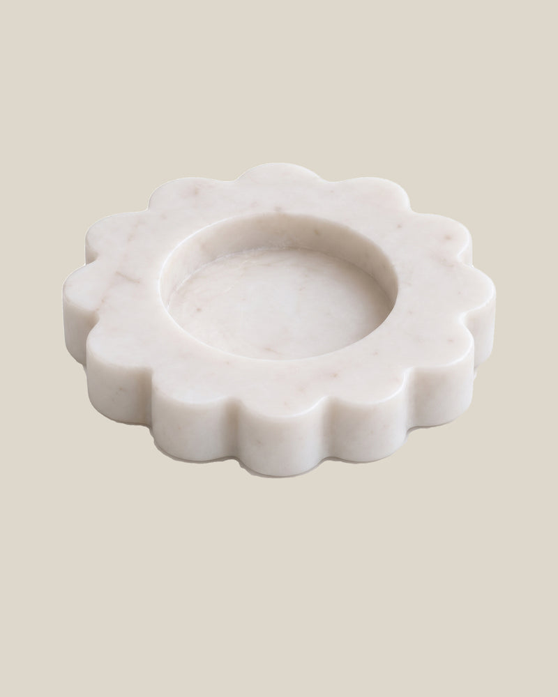 ATOMS Mini Sun Tray in White Thassos, three-quarter view on BONE background; 12.5 cm diameter and 2 cm thick.